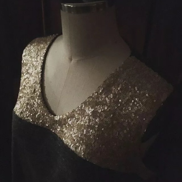 Gorgeous Sequin Embellished Knit Top - Picture 3 of 6